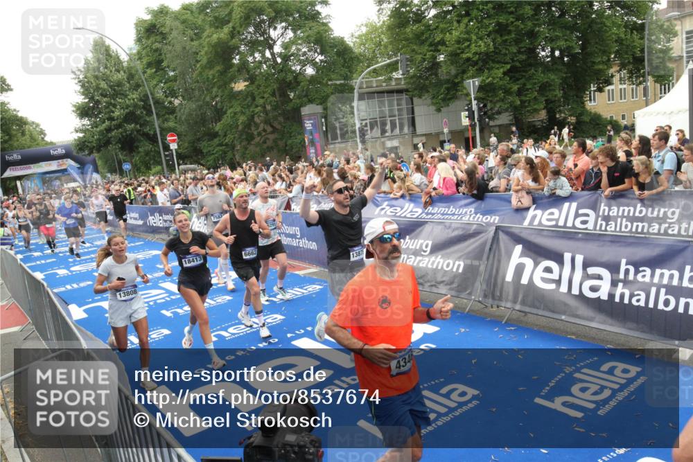 29.06.2025 - hella hamburg halbmarathon Michael Strokosch http://msf.ph/oto/8537674 29.06.2025 10:50:44 Ziel  meine-sportfotos.de