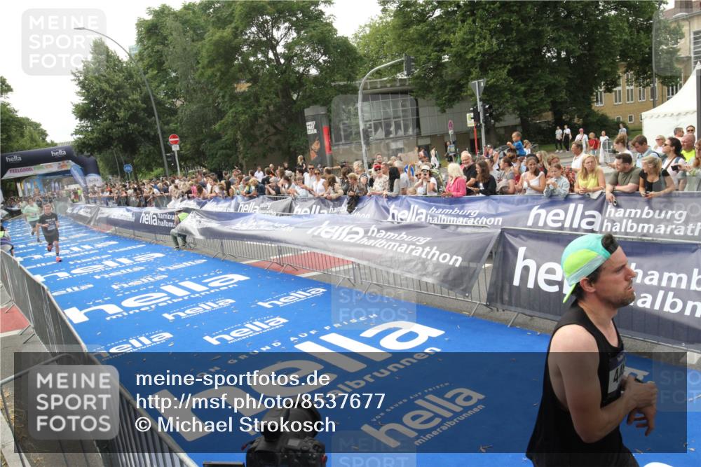 29.06.2025 - hella hamburg halbmarathon Michael Strokosch http://msf.ph/oto/8537677 29.06.2025 10:33:02 Ziel  meine-sportfotos.de