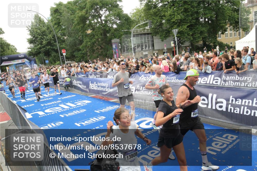29.06.2025 - hella hamburg halbmarathon Michael Strokosch http://msf.ph/oto/8537678 29.06.2025 10:50:45 Ziel  meine-sportfotos.de