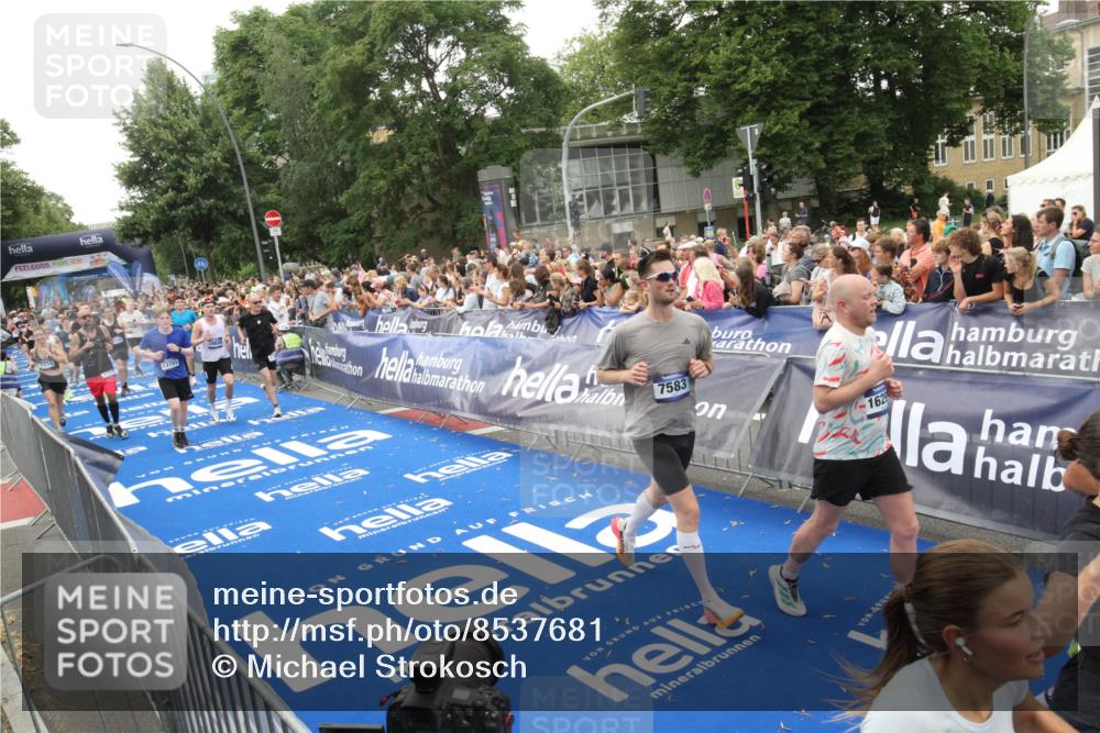 29.06.2025 - hella hamburg halbmarathon Michael Strokosch http://msf.ph/oto/8537681 29.06.2025 10:50:46 Ziel  meine-sportfotos.de