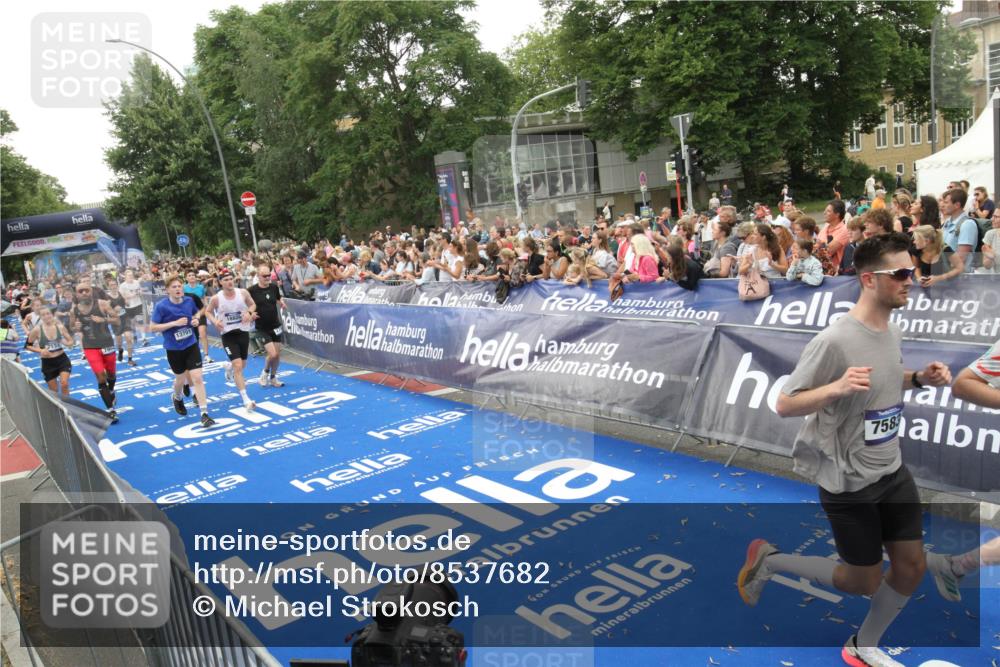 29.06.2025 - hella hamburg halbmarathon Michael Strokosch http://msf.ph/oto/8537682 29.06.2025 10:50:46 Ziel  meine-sportfotos.de