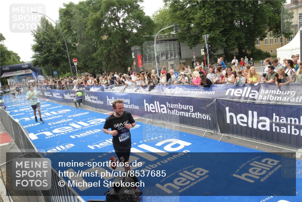 29.06.2025 - hella hamburg halbmarathon Michael Strokosch http://msf.ph/oto/8537685 29.06.2025 10:33:06 Ziel  meine-sportfotos.de