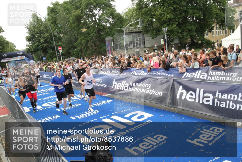 29.06.2025 - hella hamburg halbmarathon Michael Strokosch http://msf.ph/oto/8537686 29.06.2025 10:50:47 Ziel  meine-sportfotos.de