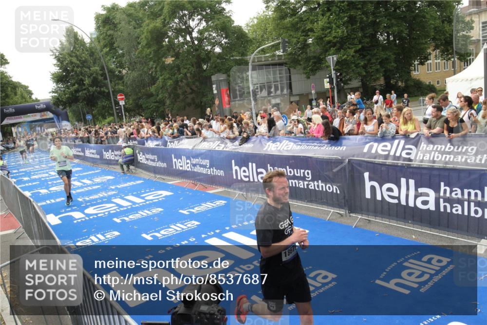 29.06.2025 - hella hamburg halbmarathon Michael Strokosch http://msf.ph/oto/8537687 29.06.2025 10:33:06 Ziel  meine-sportfotos.de
