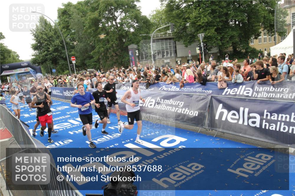 29.06.2025 - hella hamburg halbmarathon Michael Strokosch http://msf.ph/oto/8537688 29.06.2025 10:50:48 Ziel  meine-sportfotos.de