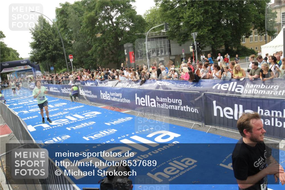29.06.2025 - hella hamburg halbmarathon Michael Strokosch http://msf.ph/oto/8537689 29.06.2025 10:33:06 Ziel  meine-sportfotos.de