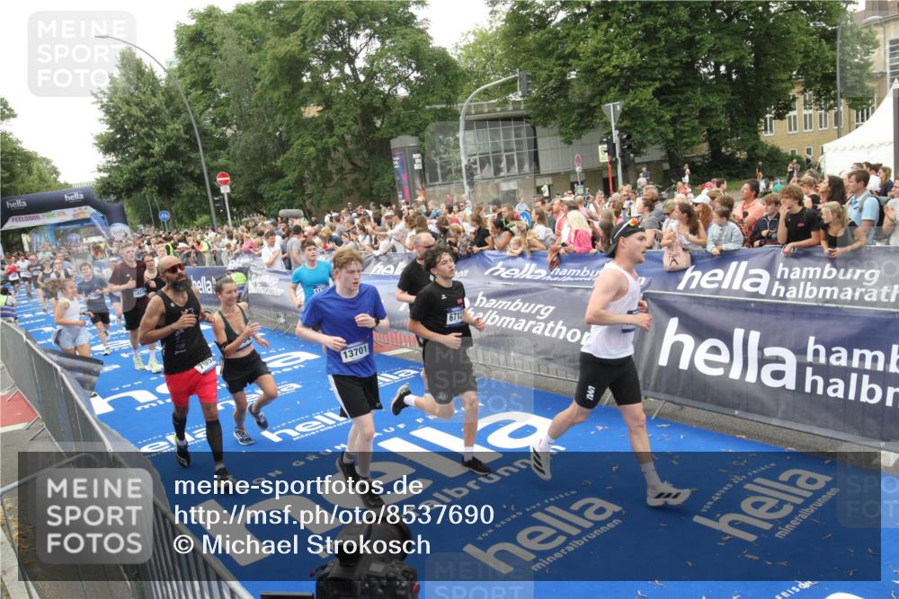 29.06.2025 - hella hamburg halbmarathon Michael Strokosch http://msf.ph/oto/8537690 29.06.2025 10:50:48 Ziel  meine-sportfotos.de