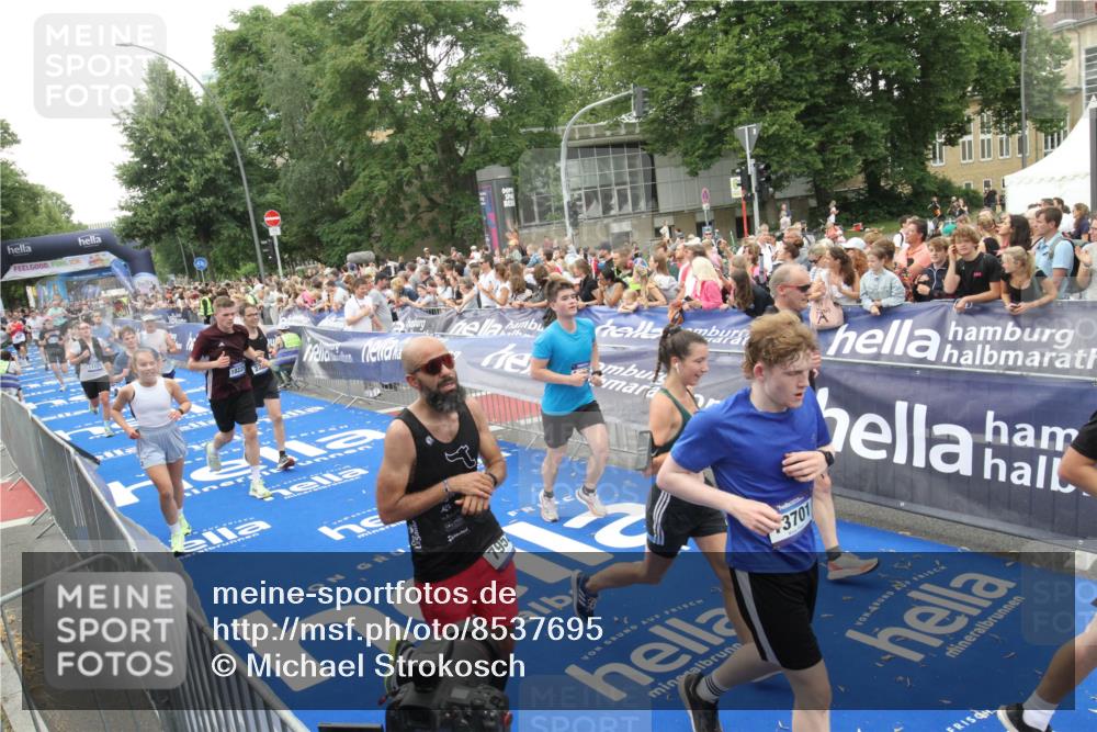 29.06.2025 - hella hamburg halbmarathon Michael Strokosch http://msf.ph/oto/8537695 29.06.2025 10:50:49 Ziel  meine-sportfotos.de