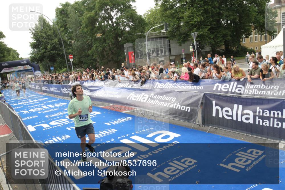 29.06.2025 - hella hamburg halbmarathon Michael Strokosch http://msf.ph/oto/8537696 29.06.2025 10:33:08 Ziel  meine-sportfotos.de