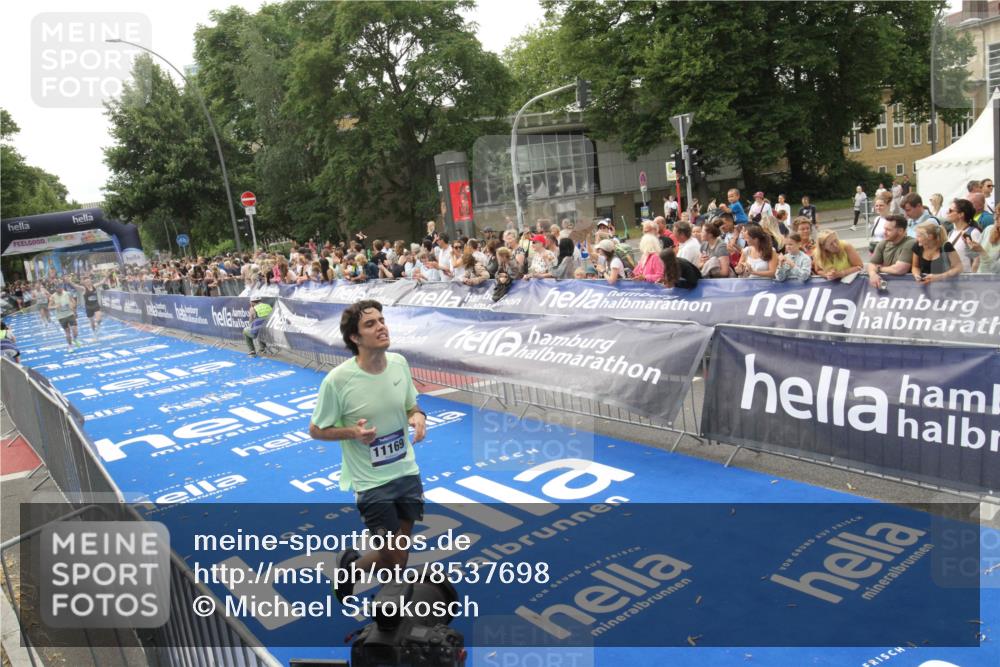 29.06.2025 - hella hamburg halbmarathon Michael Strokosch http://msf.ph/oto/8537698 29.06.2025 10:33:08 Ziel  meine-sportfotos.de