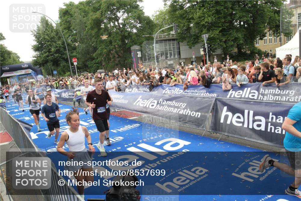 29.06.2025 - hella hamburg halbmarathon Michael Strokosch http://msf.ph/oto/8537699 29.06.2025 10:50:50 Ziel  meine-sportfotos.de