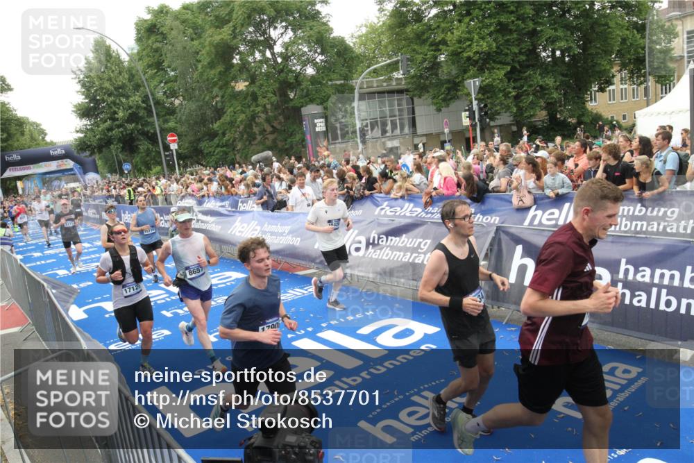 29.06.2025 - hella hamburg halbmarathon Michael Strokosch http://msf.ph/oto/8537701 29.06.2025 10:50:51 Ziel  meine-sportfotos.de