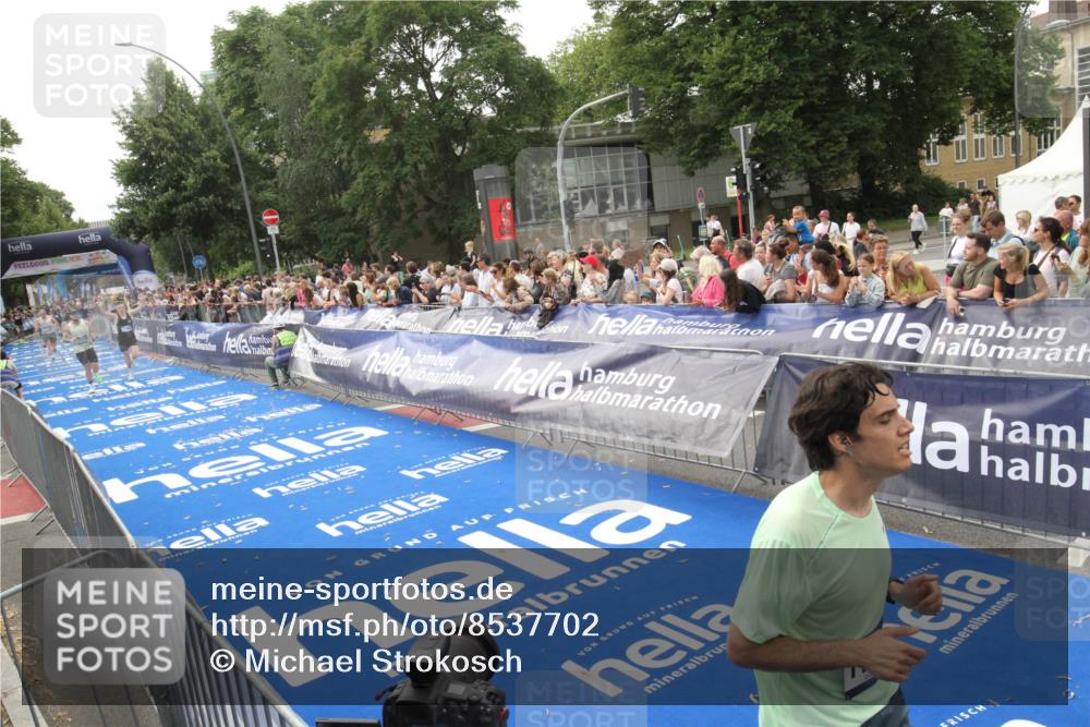 29.06.2025 - hella hamburg halbmarathon Michael Strokosch http://msf.ph/oto/8537702 29.06.2025 10:33:09 Ziel  meine-sportfotos.de