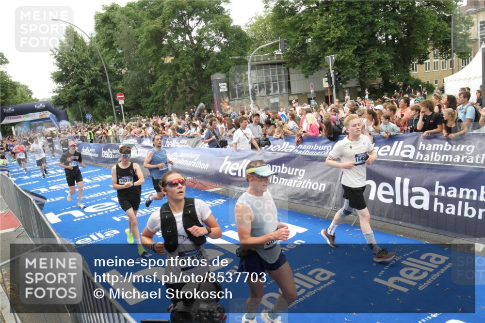 29.06.2025 - hella hamburg halbmarathon Michael Strokosch http://msf.ph/oto/8537703 29.06.2025 10:50:52 Ziel  meine-sportfotos.de