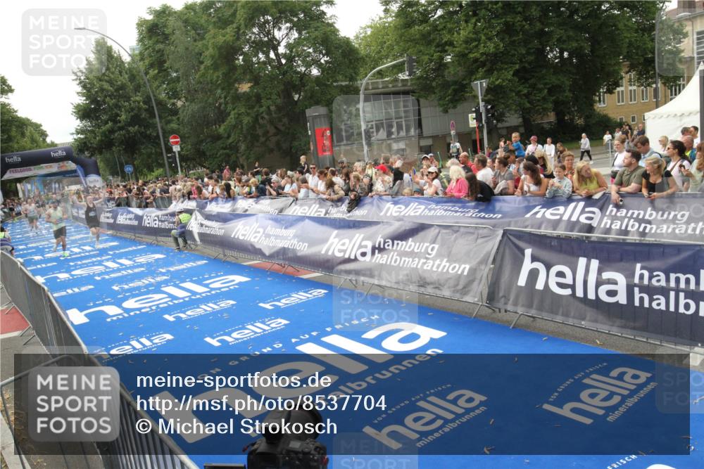 29.06.2025 - hella hamburg halbmarathon Michael Strokosch http://msf.ph/oto/8537704 29.06.2025 10:33:09 Ziel  meine-sportfotos.de