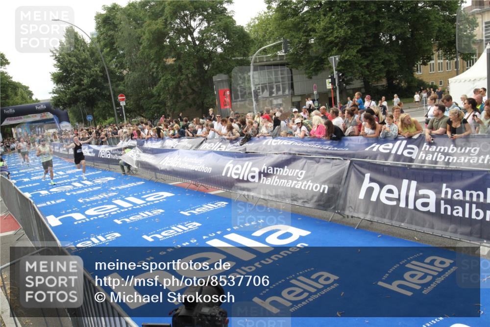 29.06.2025 - hella hamburg halbmarathon Michael Strokosch http://msf.ph/oto/8537706 29.06.2025 10:33:10 Ziel  meine-sportfotos.de