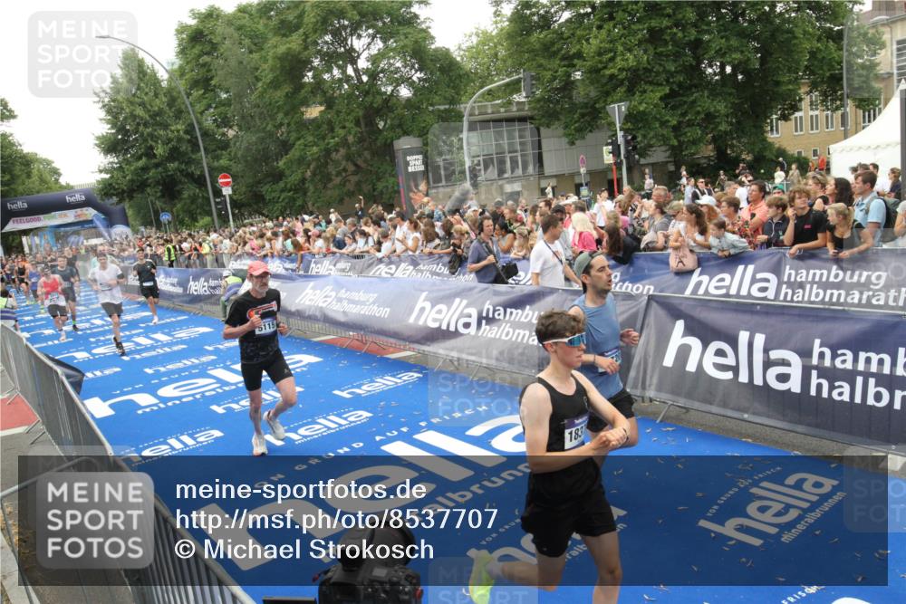 29.06.2025 - hella hamburg halbmarathon Michael Strokosch http://msf.ph/oto/8537707 29.06.2025 10:50:53 Ziel  meine-sportfotos.de