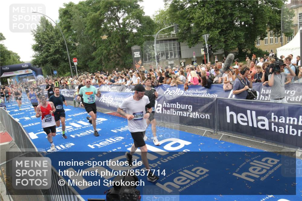 29.06.2025 - hella hamburg halbmarathon Michael Strokosch http://msf.ph/oto/8537714 29.06.2025 10:50:57 Ziel  meine-sportfotos.de