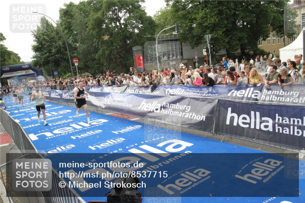 29.06.2025 - hella hamburg halbmarathon Michael Strokosch http://msf.ph/oto/8537715 29.06.2025 10:33:11 Ziel  meine-sportfotos.de