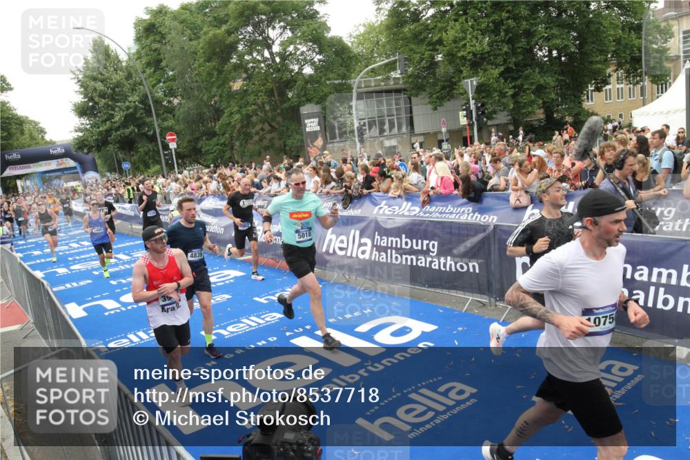 29.06.2025 - hella hamburg halbmarathon Michael Strokosch http://msf.ph/oto/8537718 29.06.2025 10:50:57 Ziel  meine-sportfotos.de