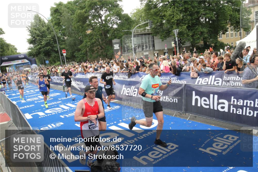 29.06.2025 - hella hamburg halbmarathon Michael Strokosch http://msf.ph/oto/8537720 29.06.2025 10:50:58 Ziel  meine-sportfotos.de