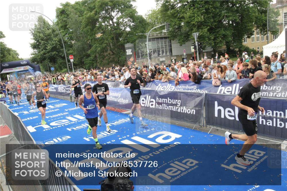 29.06.2025 - hella hamburg halbmarathon Michael Strokosch http://msf.ph/oto/8537726 29.06.2025 10:50:59 Ziel  meine-sportfotos.de