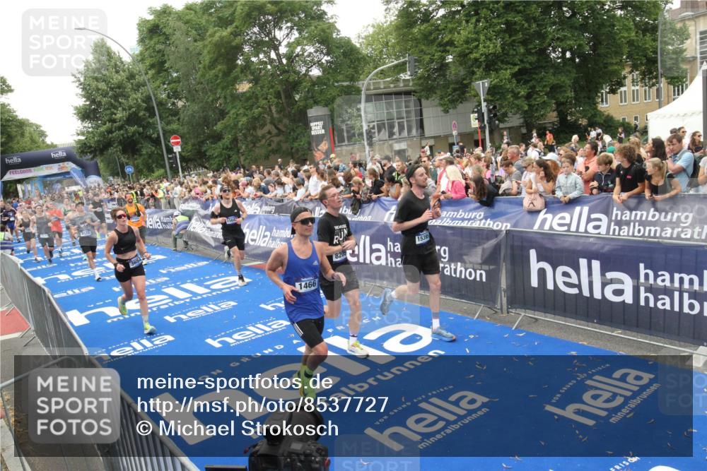 29.06.2025 - hella hamburg halbmarathon Michael Strokosch http://msf.ph/oto/8537727 29.06.2025 10:51:00 Ziel  meine-sportfotos.de