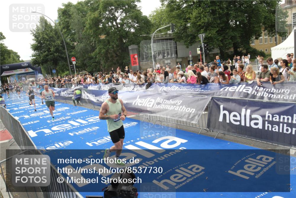 29.06.2025 - hella hamburg halbmarathon Michael Strokosch http://msf.ph/oto/8537730 29.06.2025 10:33:13 Ziel  meine-sportfotos.de