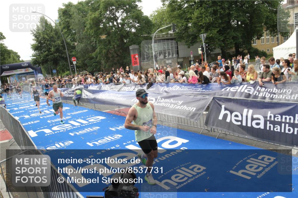 29.06.2025 - hella hamburg halbmarathon Michael Strokosch http://msf.ph/oto/8537731 29.06.2025 10:33:14 Ziel  meine-sportfotos.de