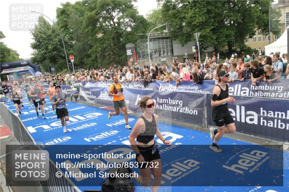 29.06.2025 - hella hamburg halbmarathon Michael Strokosch http://msf.ph/oto/8537732 29.06.2025 10:51:01 Ziel  meine-sportfotos.de
