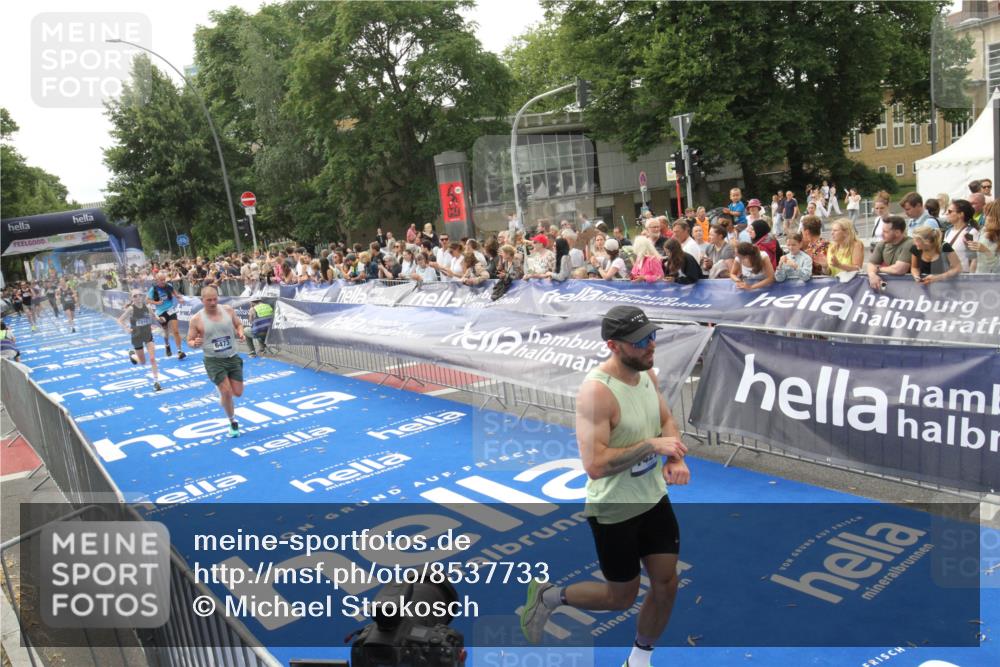 29.06.2025 - hella hamburg halbmarathon Michael Strokosch http://msf.ph/oto/8537733 29.06.2025 10:33:14 Ziel  meine-sportfotos.de