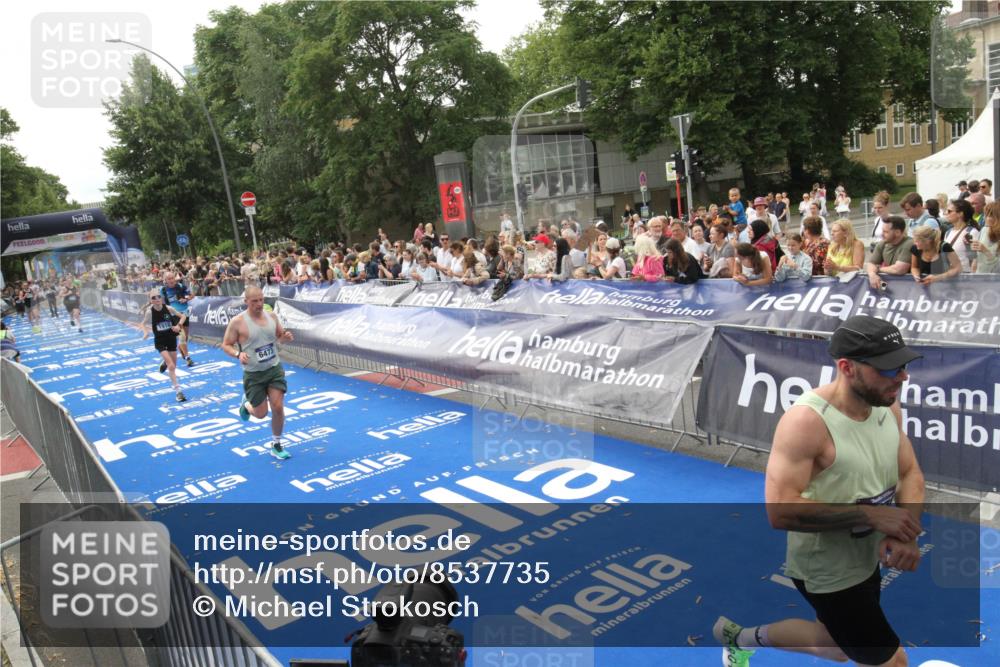 29.06.2025 - hella hamburg halbmarathon Michael Strokosch http://msf.ph/oto/8537735 29.06.2025 10:33:14 Ziel  meine-sportfotos.de