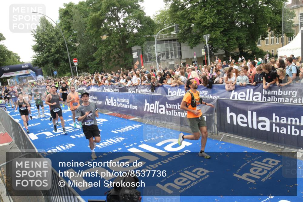 29.06.2025 - hella hamburg halbmarathon Michael Strokosch http://msf.ph/oto/8537736 29.06.2025 10:51:02 Ziel  meine-sportfotos.de