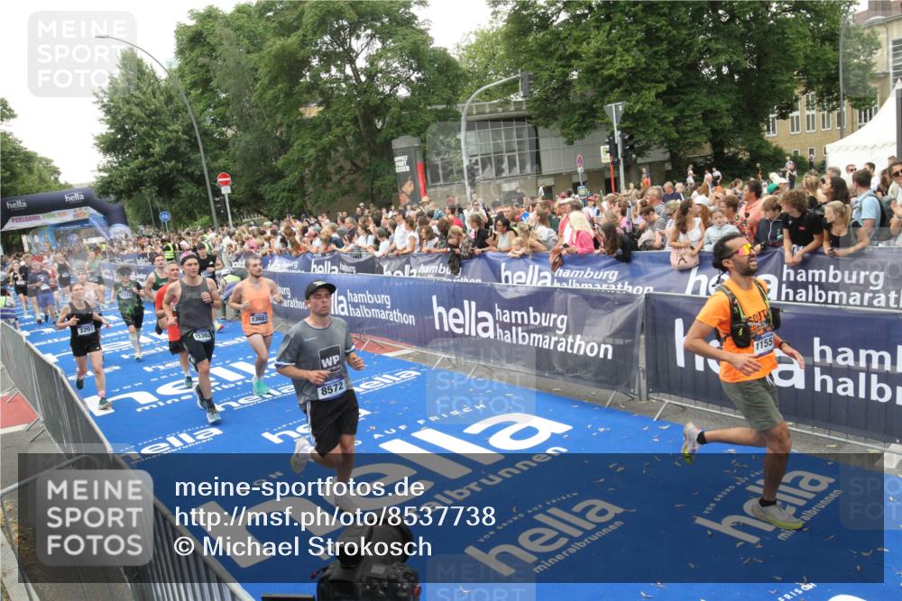 29.06.2025 - hella hamburg halbmarathon Michael Strokosch http://msf.ph/oto/8537738 29.06.2025 10:51:02 Ziel  meine-sportfotos.de