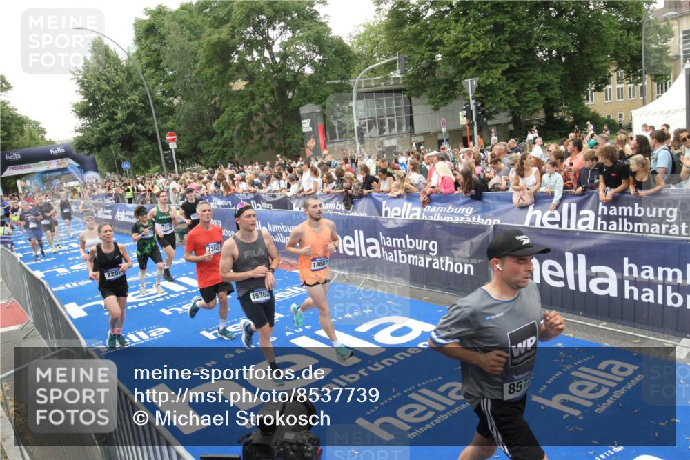 29.06.2025 - hella hamburg halbmarathon Michael Strokosch http://msf.ph/oto/8537739 29.06.2025 10:51:03 Ziel  meine-sportfotos.de