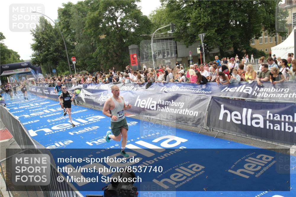 29.06.2025 - hella hamburg halbmarathon Michael Strokosch http://msf.ph/oto/8537740 29.06.2025 10:33:15 Ziel  meine-sportfotos.de