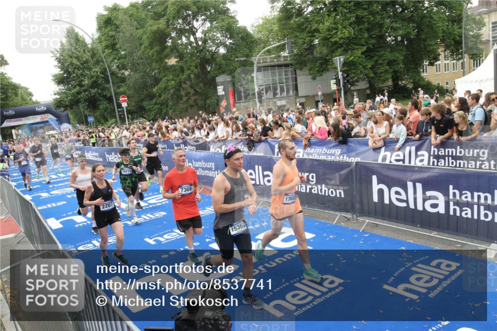29.06.2025 - hella hamburg halbmarathon Michael Strokosch http://msf.ph/oto/8537741 29.06.2025 10:51:04 Ziel  meine-sportfotos.de