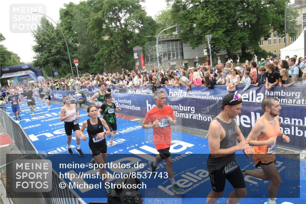 29.06.2025 - hella hamburg halbmarathon Michael Strokosch http://msf.ph/oto/8537743 29.06.2025 10:51:04 Ziel  meine-sportfotos.de