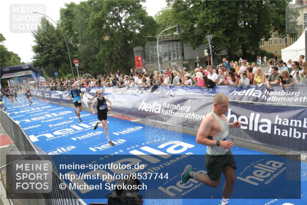 29.06.2025 - hella hamburg halbmarathon Michael Strokosch http://msf.ph/oto/8537744 29.06.2025 10:33:16 Ziel  meine-sportfotos.de