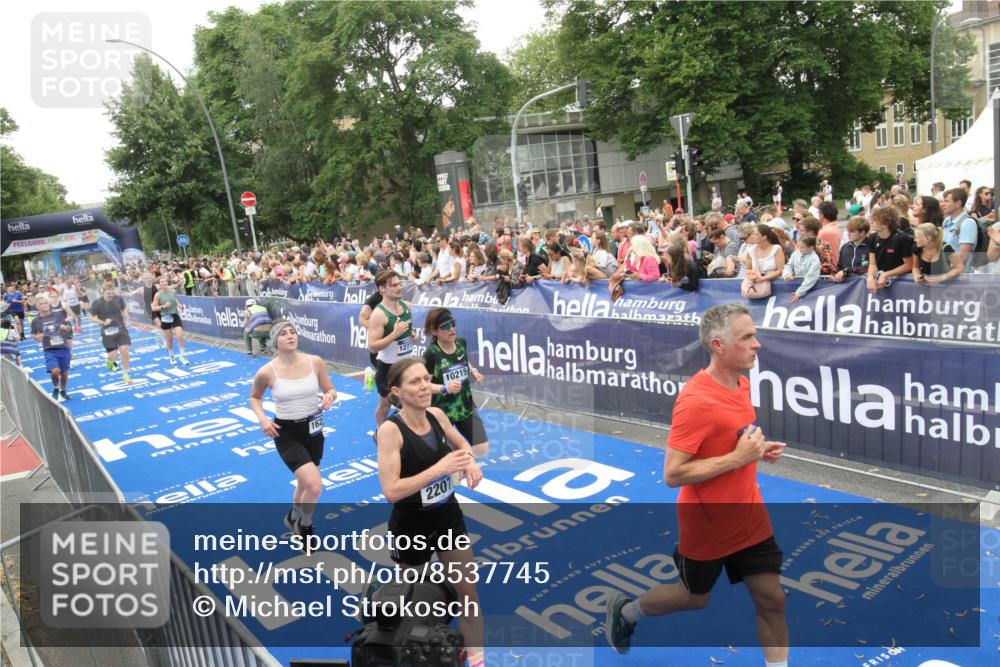 29.06.2025 - hella hamburg halbmarathon Michael Strokosch http://msf.ph/oto/8537745 29.06.2025 10:51:04 Ziel  meine-sportfotos.de
