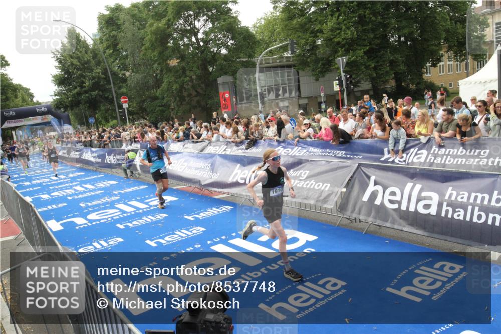 29.06.2025 - hella hamburg halbmarathon Michael Strokosch http://msf.ph/oto/8537748 29.06.2025 10:33:17 Ziel  meine-sportfotos.de