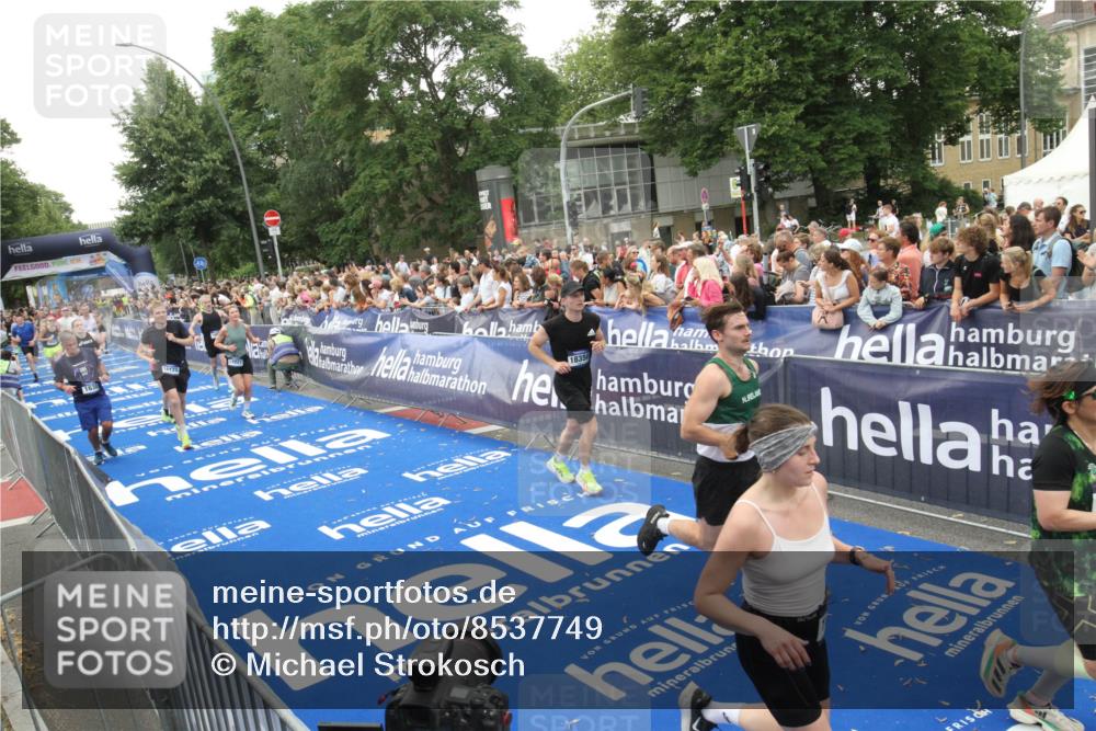 29.06.2025 - hella hamburg halbmarathon Michael Strokosch http://msf.ph/oto/8537749 29.06.2025 10:51:05 Ziel  meine-sportfotos.de