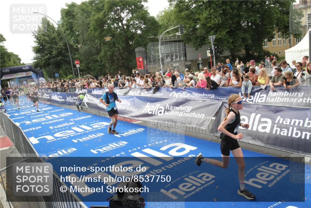 29.06.2025 - hella hamburg halbmarathon Michael Strokosch http://msf.ph/oto/8537750 29.06.2025 10:33:17 Ziel  meine-sportfotos.de