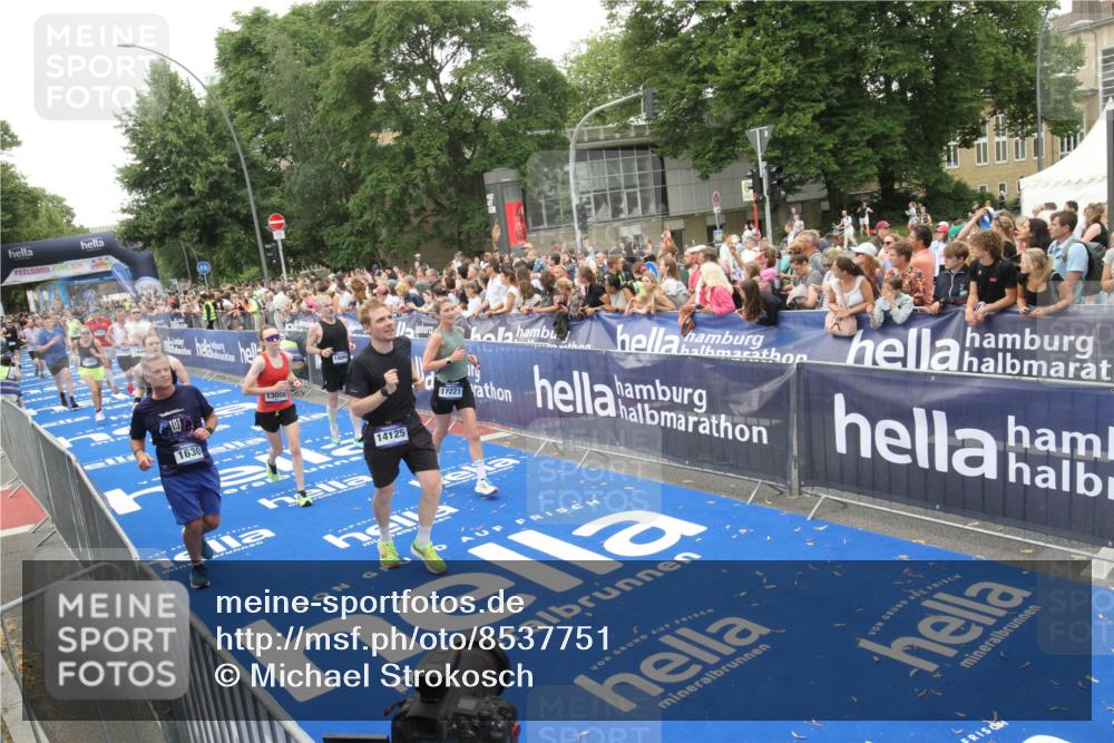 29.06.2025 - hella hamburg halbmarathon Michael Strokosch http://msf.ph/oto/8537751 29.06.2025 10:51:07 Ziel  meine-sportfotos.de