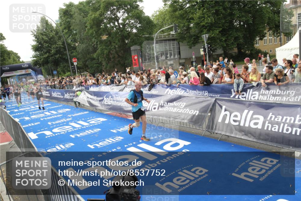 29.06.2025 - hella hamburg halbmarathon Michael Strokosch http://msf.ph/oto/8537752 29.06.2025 10:33:17 Ziel  meine-sportfotos.de
