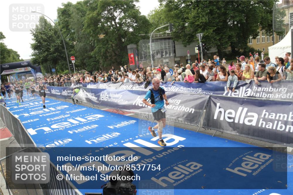29.06.2025 - hella hamburg halbmarathon Michael Strokosch http://msf.ph/oto/8537754 29.06.2025 10:33:18 Ziel  meine-sportfotos.de