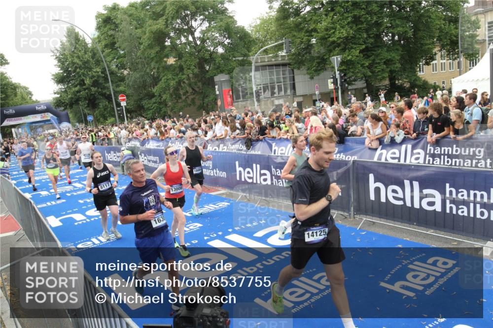 29.06.2025 - hella hamburg halbmarathon Michael Strokosch http://msf.ph/oto/8537755 29.06.2025 10:51:08 Ziel  meine-sportfotos.de