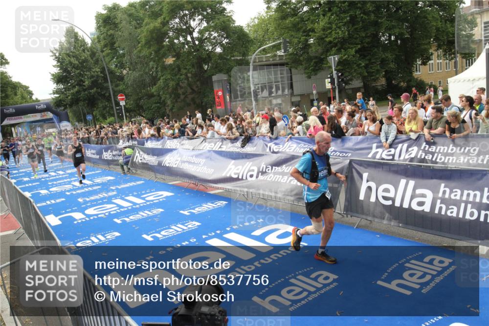 29.06.2025 - hella hamburg halbmarathon Michael Strokosch http://msf.ph/oto/8537756 29.06.2025 10:33:18 Ziel  meine-sportfotos.de