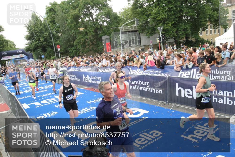 29.06.2025 - hella hamburg halbmarathon Michael Strokosch http://msf.ph/oto/8537757 29.06.2025 10:51:09 Ziel  meine-sportfotos.de