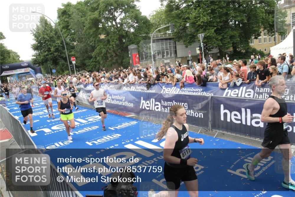 29.06.2025 - hella hamburg halbmarathon Michael Strokosch http://msf.ph/oto/8537759 29.06.2025 10:51:10 Ziel  meine-sportfotos.de